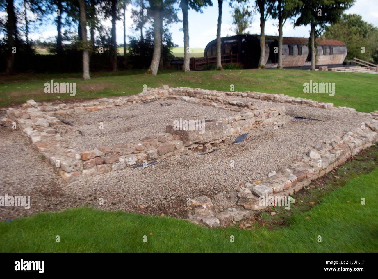 Resti del Tempio Romano-Celtico a Vindolanda Fort e museo, Bardon Mill, Hexham, Northumberland, Inghilterra, REGNO UNITO Foto Stock