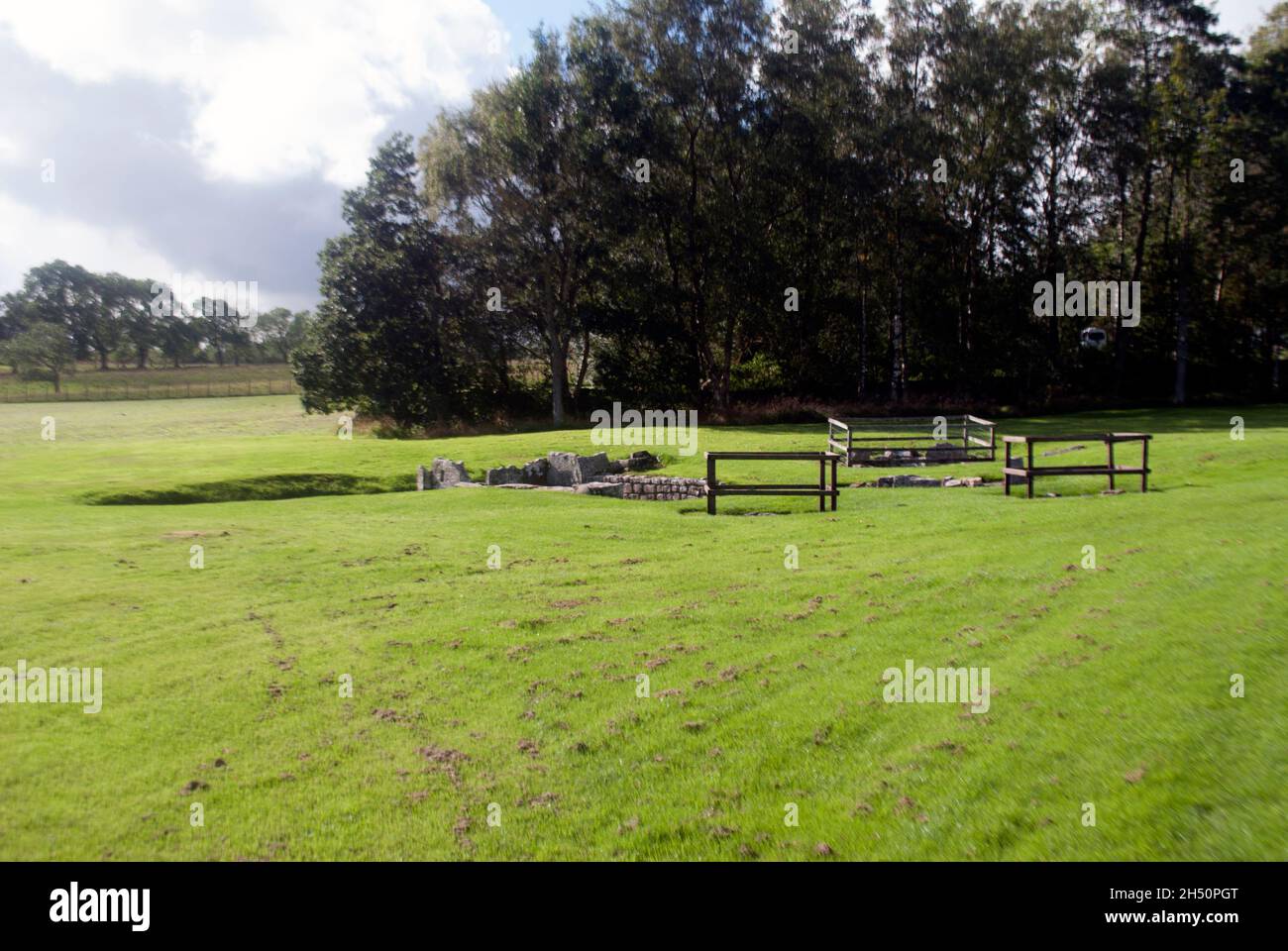 Resti di pozzi romani e serbatoi d'acqua a Vindolanda Fort e museo, Bardon Mill, Hexham, Northumberland, Inghilterra, REGNO UNITO Foto Stock