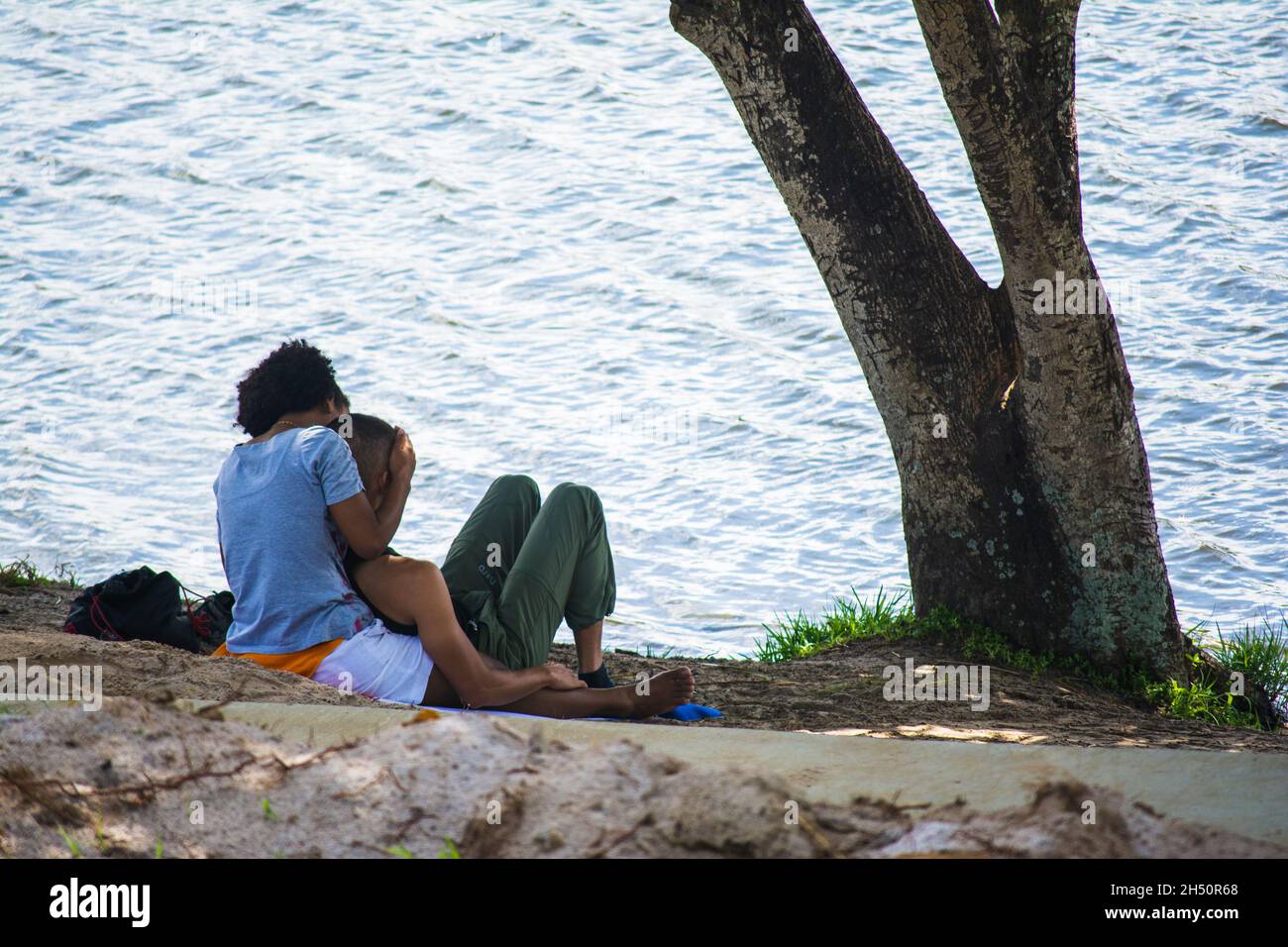 Salvador, Bahia, Brasile - 17 agosto 2014: Coppia godendo e rilassante di fronte al bellissimo paesaggio del Parque de Pituacu. Foto Stock
