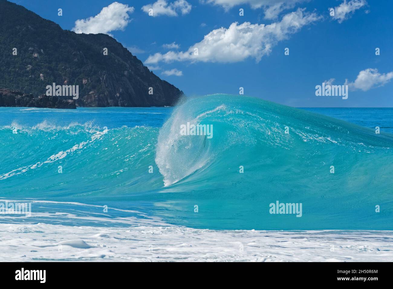 Grande onda che si infrangono sulla spiaggia a Josiah's Bay, paradiso del surf sull'isola di Tortola, Isole Vergini Britanniche, piccole Antille, Mar dei Caraibi Foto Stock