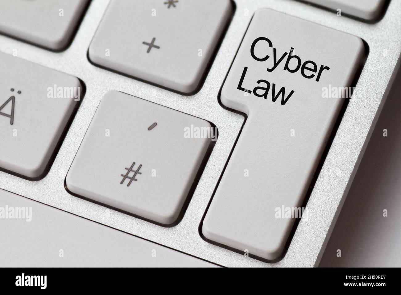 Cyber Law si trova sul tasto invio di una luminosa tastiera del computer Foto Stock