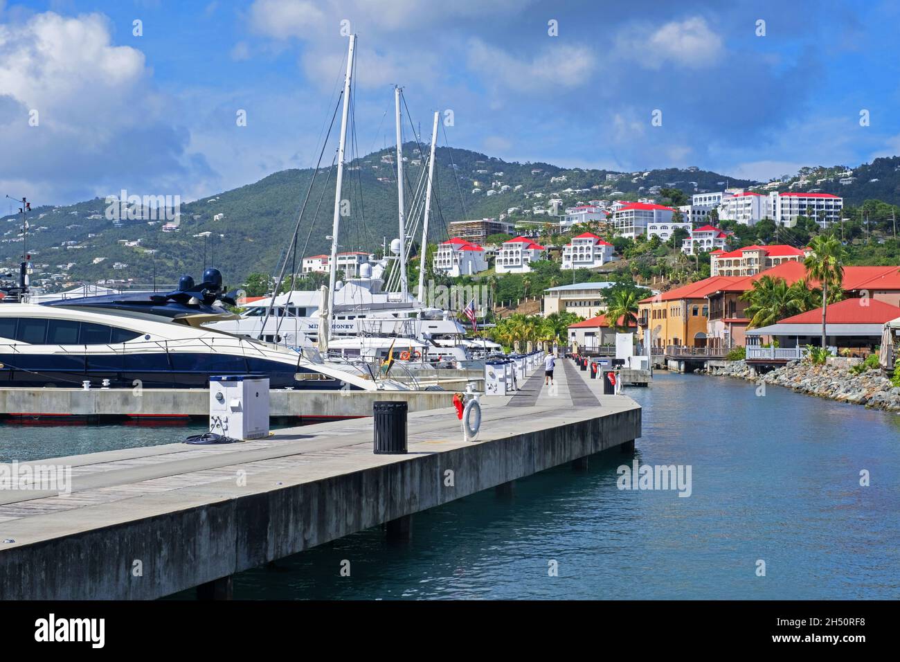 Barche a vela e barche ormeggiate nel porto / porto di Charlotte Amalie sull'isola di Saint Thomas, Isole Vergini americane, piccole Antille, Mar dei Caraibi Foto Stock