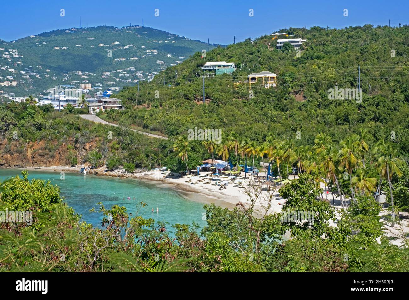 Turisti su spiaggia di sabbia bianca con palme lungo la baia di Druif a Water Island, a sud di Saint Thomas, Isole Vergini Americane nel Mar dei Caraibi Foto Stock