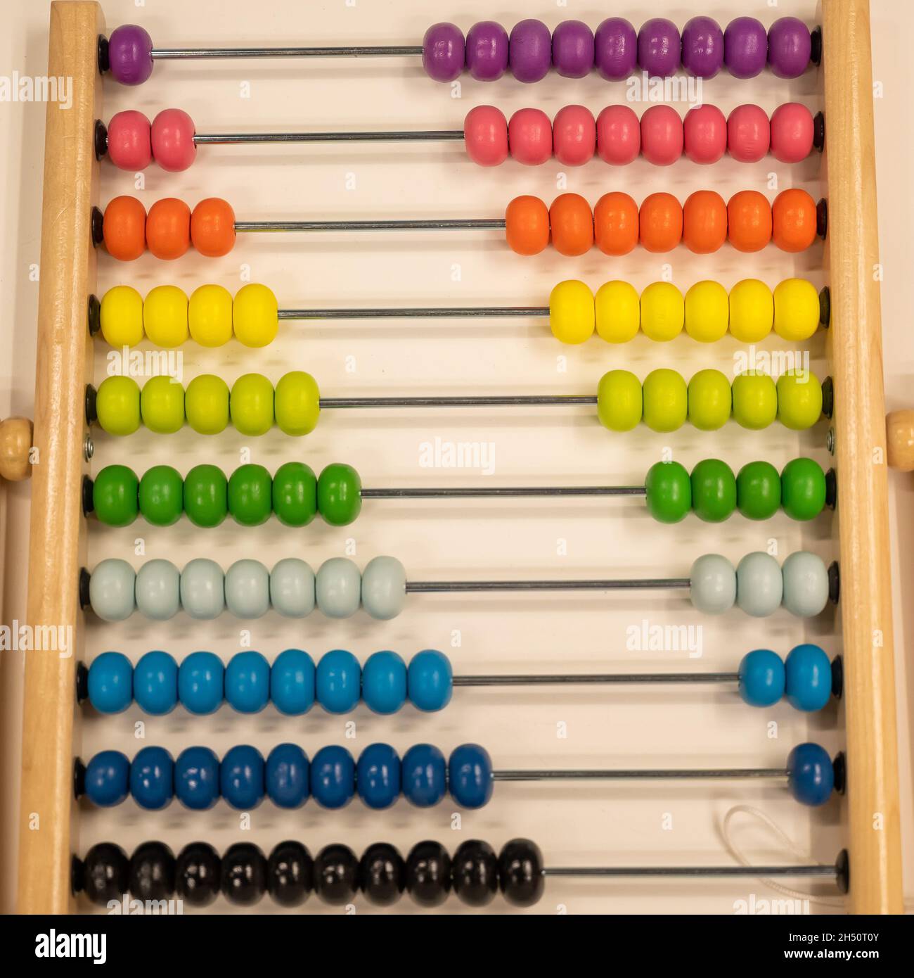 Abaco a mano di colore brillante. Giocattolo di legno per bambini per lo  studio dell'aritmetica Foto stock - Alamy