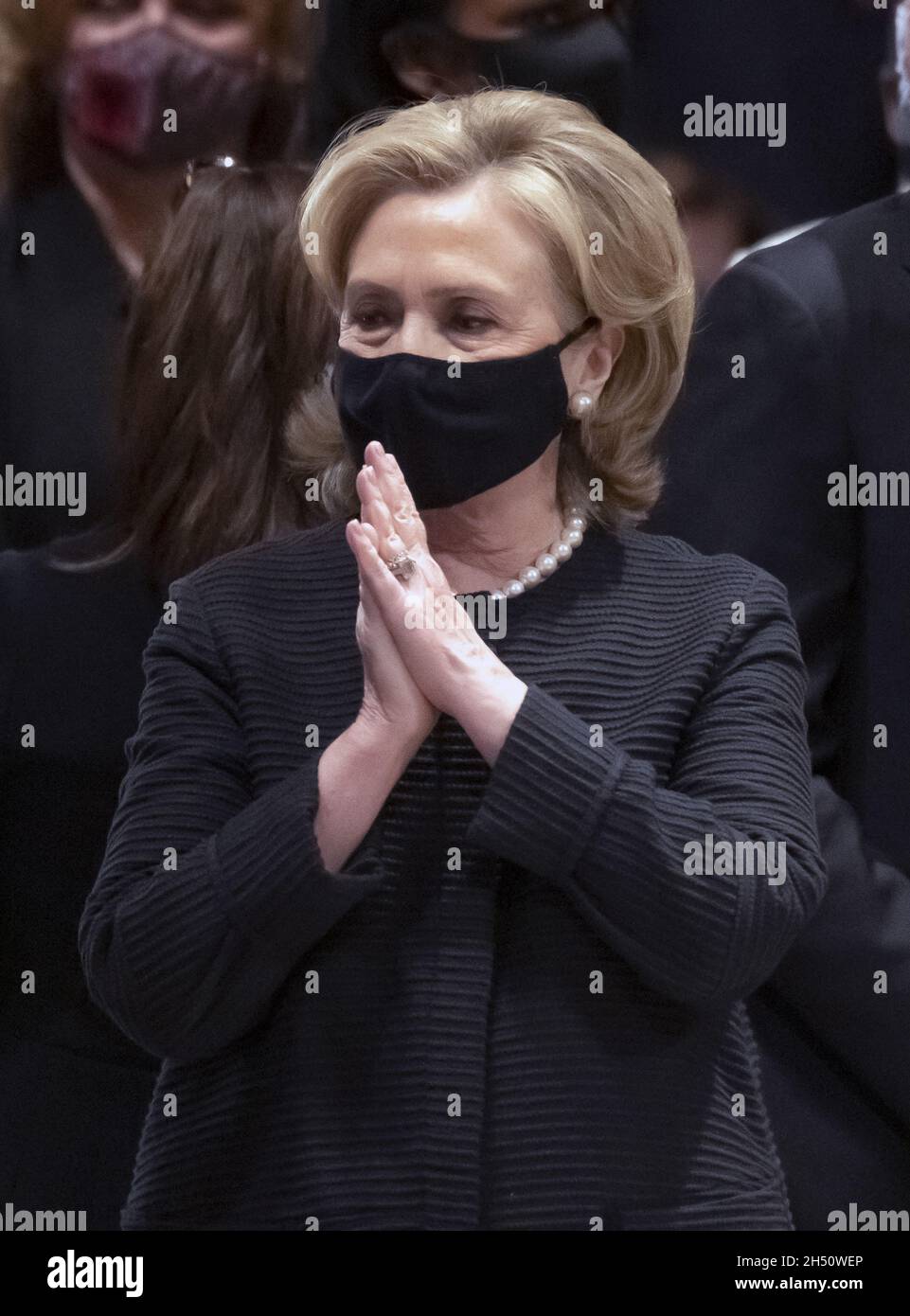 L'ex Segretario di Stato americano Hillary Rodham Clinton partecipa al funerale dell'ex Segretario di Stato americano Colin L. Powell alla Cattedrale Nazionale di Washington a Washington, DC venerdì 5 novembre 2021. Foto di Ron Sachs/CNP/ABACAPRESS. Credit: Abaca Press/Alamy Live News Foto Stock