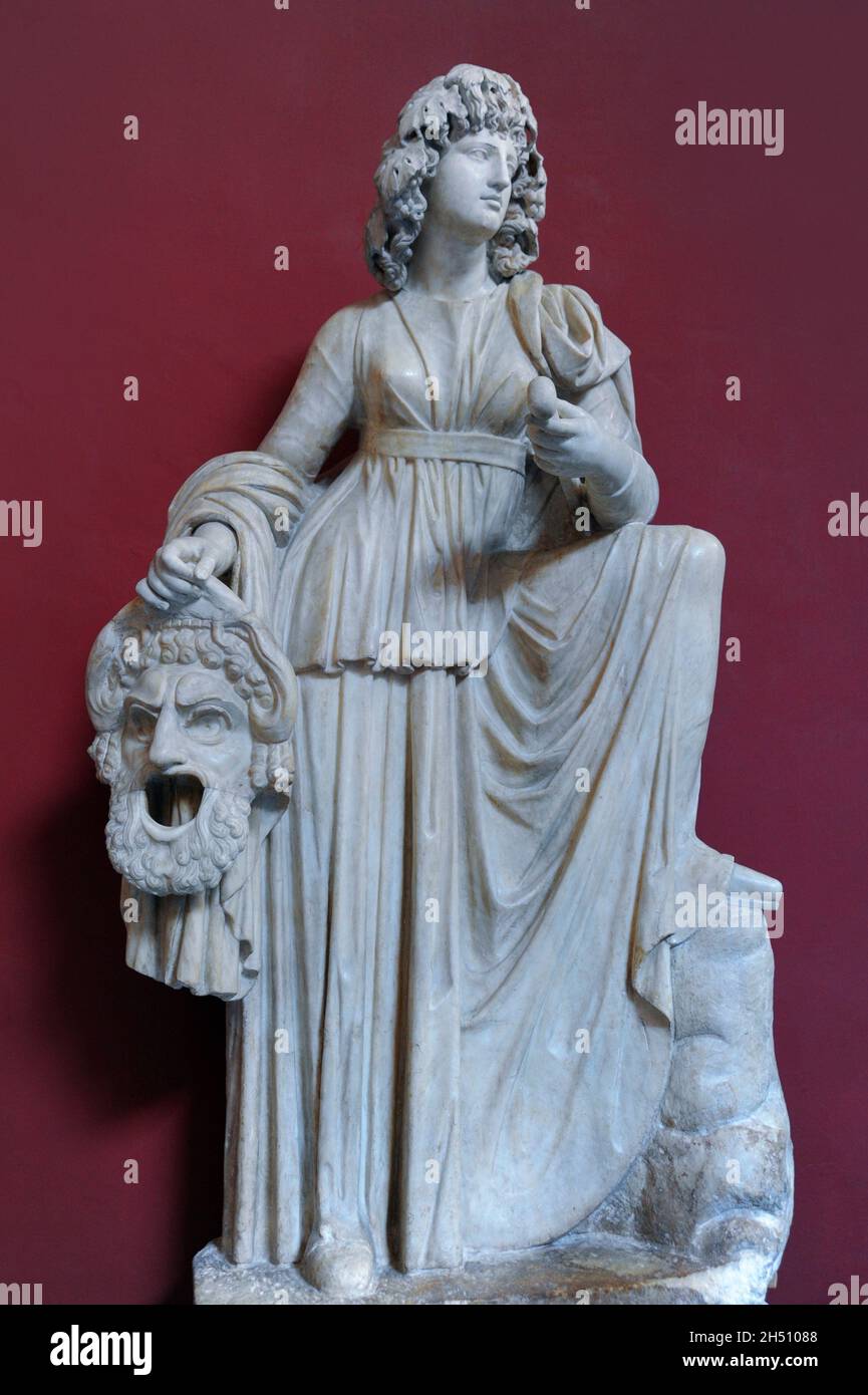 Scultura in marmo di Melpomene con maschera, una delle nove muse della mitologia greca, patrono della tragedia e della lira, Sala delle muse, Vaticano Foto Stock
