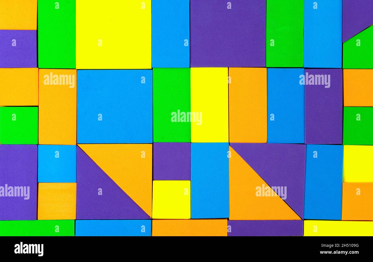 Sfondo con figure matematiche multicolore. Quadrati colorati, rettangoli e triangoli. Foto Stock