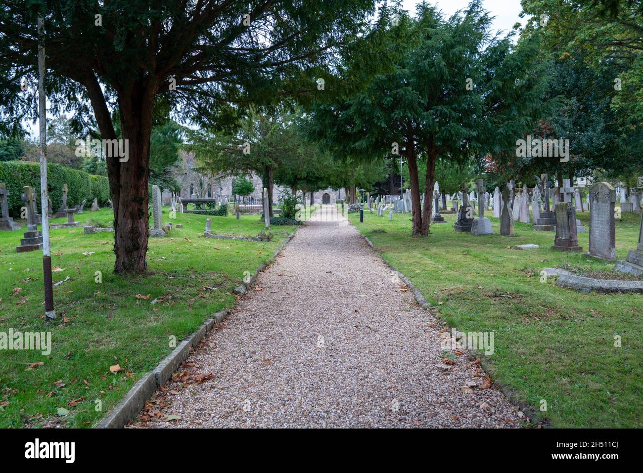 Percorso di ingresso che conduce alla chiesa di St Andrew a Hamble-le-Rice, Hampshire, Regno Unito Foto Stock