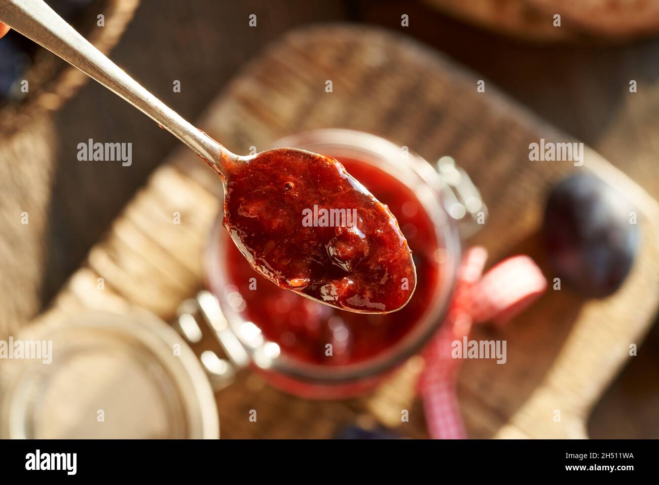Un cucchiaio di klevela - conserve fatte in casa simili alla marmellata di prugne, vista dall'alto Foto Stock
