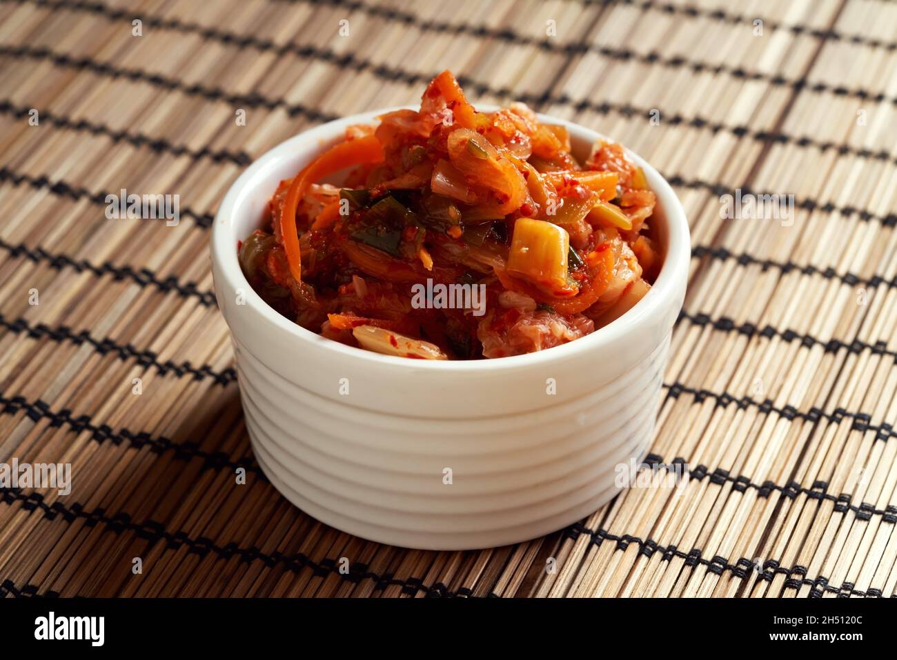 Kimchi - cibo fermentato coreano a base di verdure e salsa di pesce Foto Stock