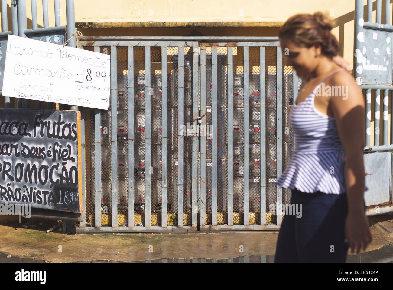 Persone che si spostano intorno alla fiera Sao Joaquim cercando di acquistare cibo e merci. Foto Stock