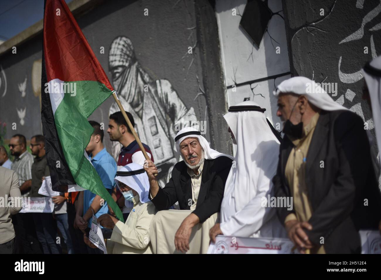 Gaza, Palestina. 5 novembre 2021. (INT) i palestinesi protestano contro il 104° anniversario della Dichiarazione britannica di Balfour. 5 novembre 2021, Gaza, Palestina: Gli artisti palestinesi stanno dipingendo murales in protesta per il 104° anniversario della Dichiarazione britannica del Balfour nella striscia meridionale di Gaza venerdì 5 novembre 2021. La Dichiarazione di Balfour è stata pubblicata dal ministro degli Esteri britannico, Lord Arthur James Balfour, nel novembre 1917. La lettera si riferiva all'intenzione del governo britannico di facilitare l'istituzione della Casa Nazionale Ebraica in Palestina, qualora l'Inghilterra riuscisse a sconfiggere gli otto Foto Stock