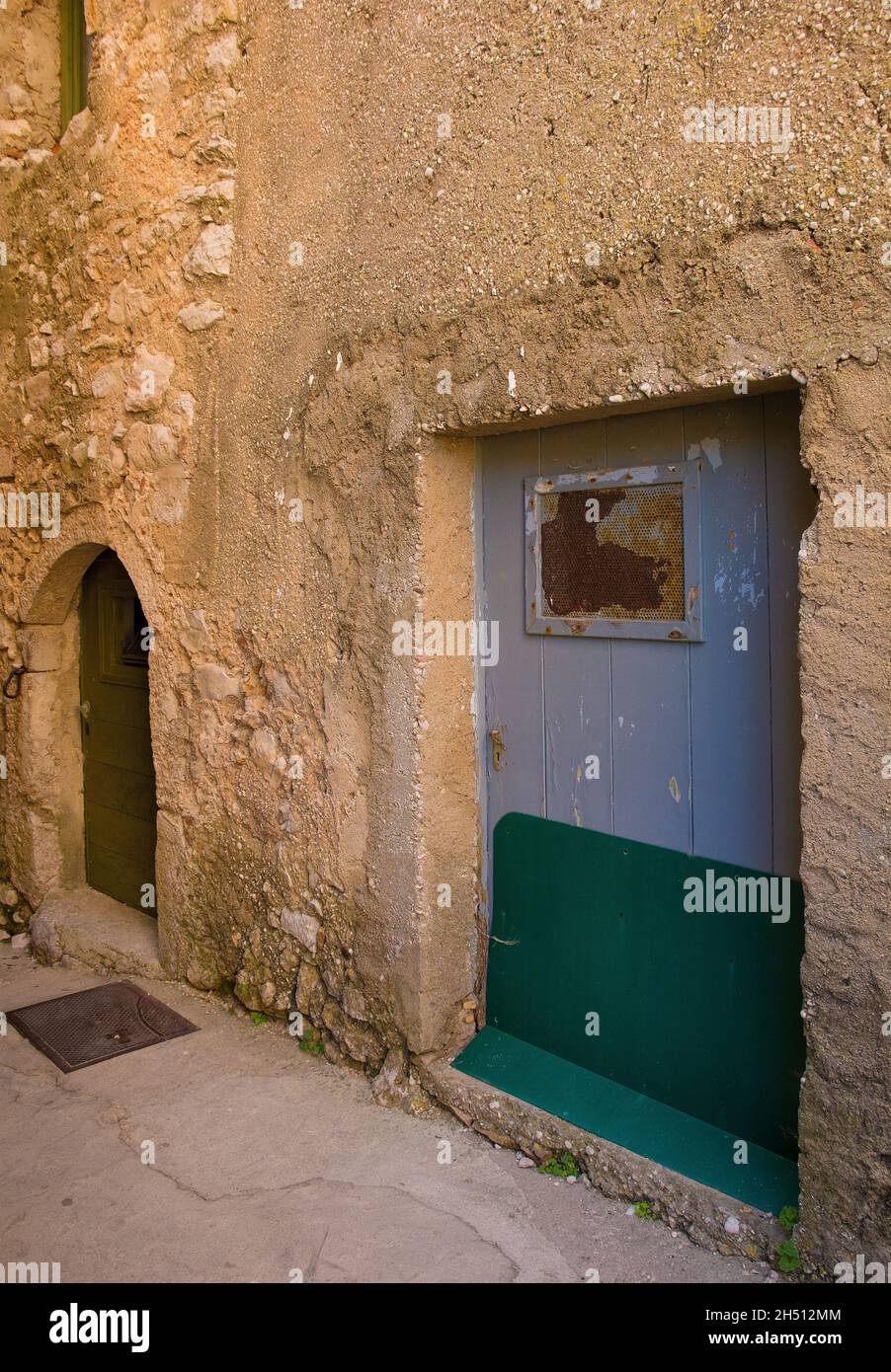 Un'antica porta di legno nello storico villaggio collinare di Vrbnsk, sull'isola di Krk, nella contea di Primorje-Gorski Kotar, in Croazia. La porta si trova in Klancic Street Foto Stock