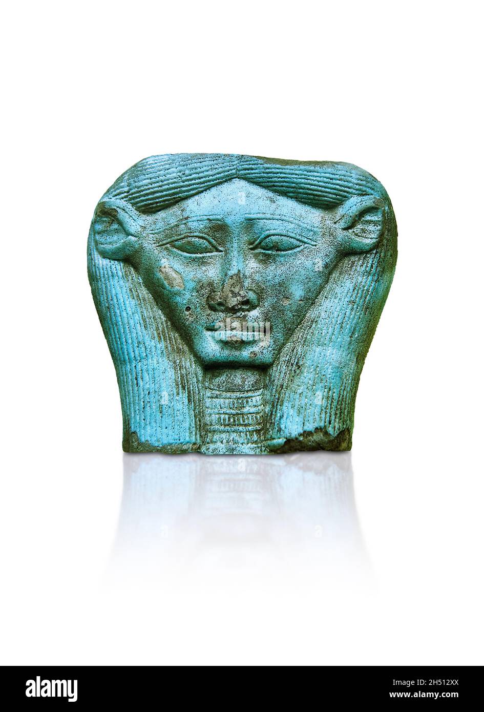 Ancinet testa in terracotta smaltata egiziana di Hathor, 664-332 a.C., . Museo del Louvre AF 187. Hathor era una dea importante nella religione egiziana antica che pl Foto Stock