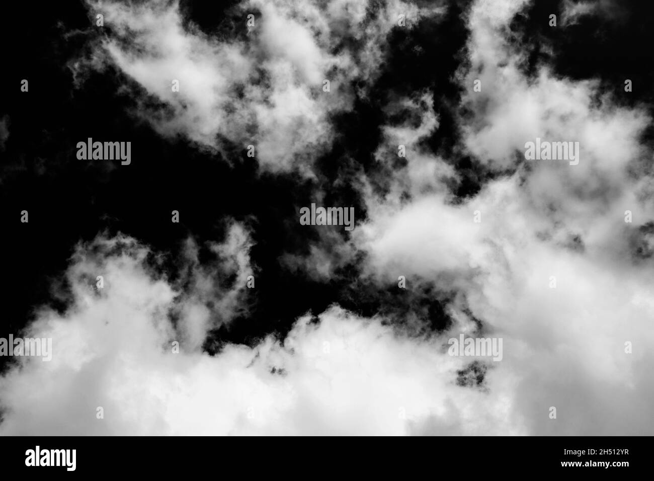 Bella carta da parati fumé. Nuvole bianche isolate su sfondo nero Foto Stock