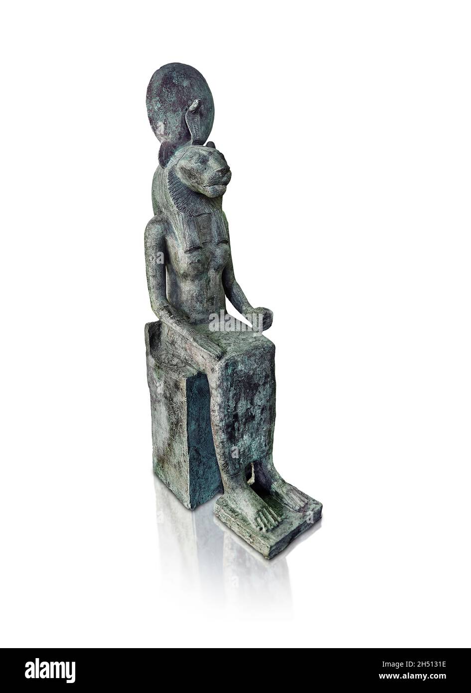 Antica scultura egiziana in rame della dea Wadjet, decisa dal trombettista Penpe, 664-525 a.C. dinastia 26, . Museo del Louvre E14719. Dettagli; Wadj Foto Stock