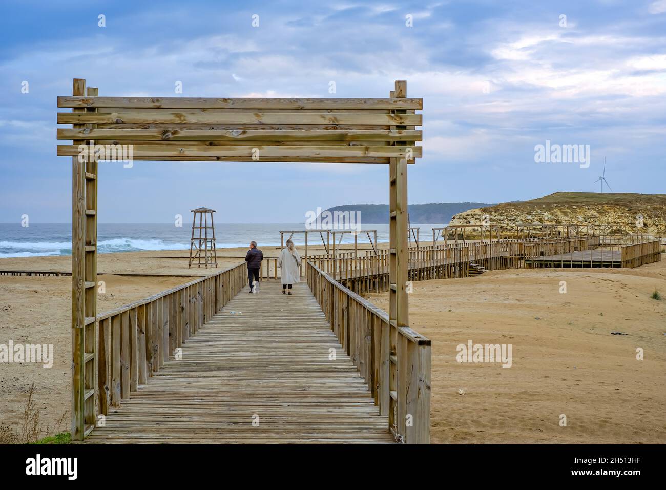 vista dall'alto su yogurt o yogurt fatti a mano. yogurt fatto a mano o yogurt su un piatto, sfondo bianco. Copia spazi. Foto Stock