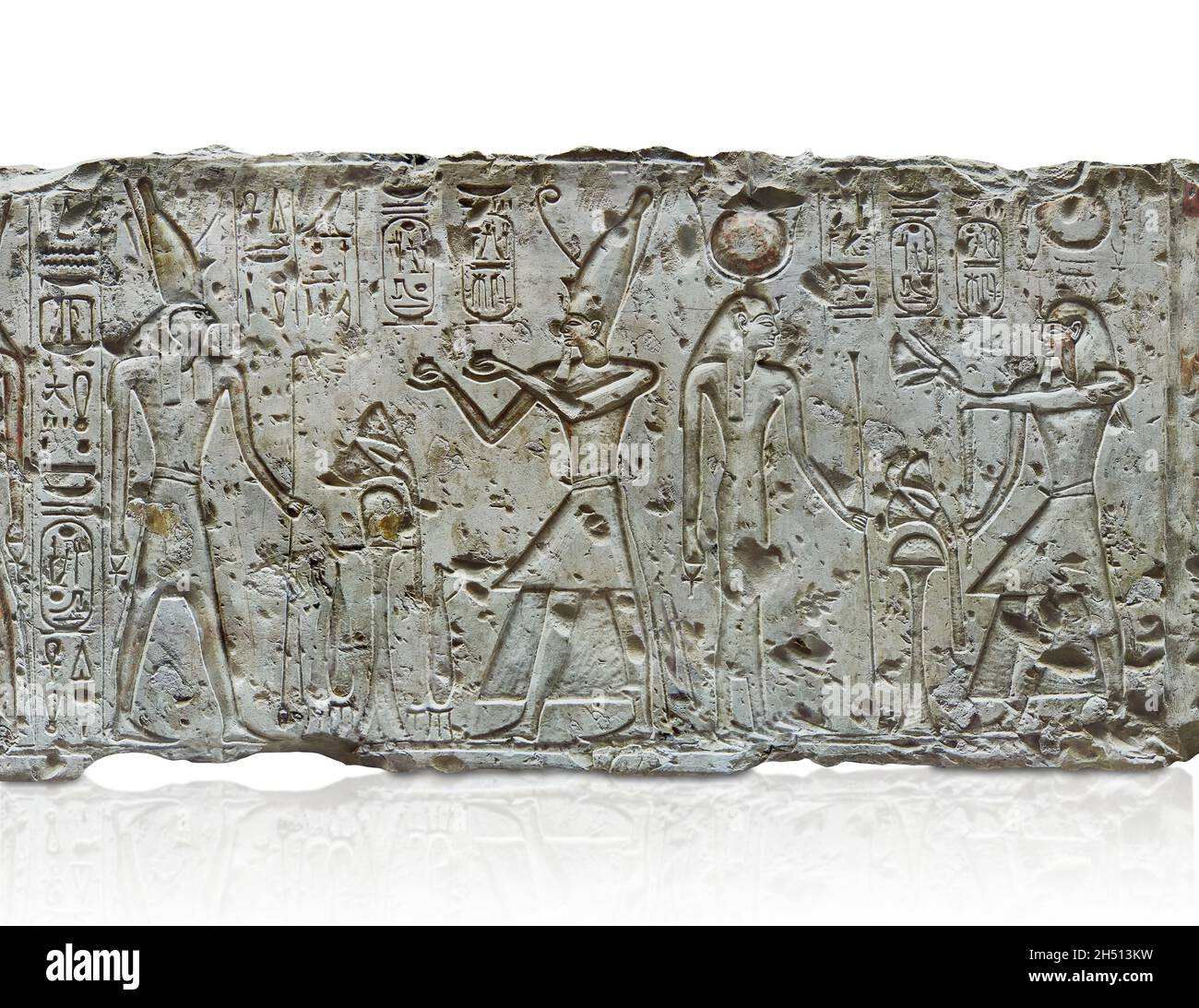 Antico murale di rilievo egiziano di Ramesses II che fa offerte a Osiride, 1279-1213, Adydos. Museo del Louvre B20 N132. In 2 scene, da sinistra - Rameses i Foto Stock