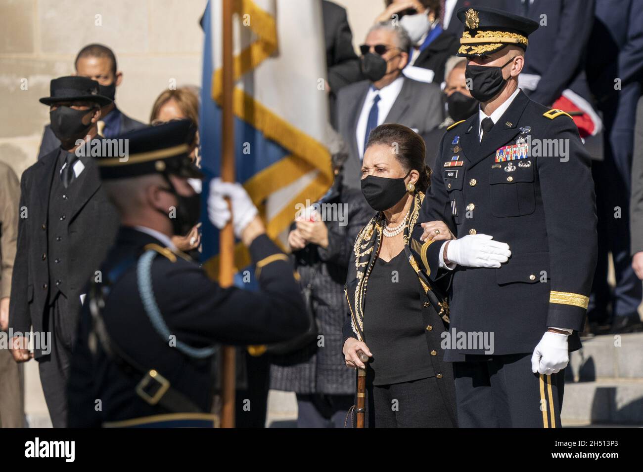 Washington DC, Stati Uniti. 05 novembre 2021. Alma Powell, moglie dell'ex Segretario di Stato Colin Powell, è scortato dal generale dell'esercito degli Stati Uniti Allan M. Pepin, il comandante generale delle forze di comando congiunte, dopo i servizi commemorativi l'ex Segretario o Stato alla Cattedrale Nazionale di Washington, DC, 5 novembre 2021. Colin Powell morì il 18 ottobre, all'età di 84 anni, di complicazioni da COVID-19 dopo una battaglia con il cancro al cervello. Photo Ken Cedeno/UPI Credit: UPI/Alamy Live News Foto Stock