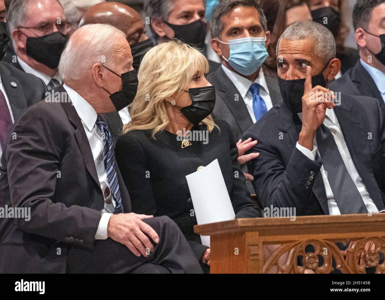 Washington DC, Stati Uniti. 05 novembre 2021. L'ex presidente degli Stati Uniti Barack Obama, a destra, condivide la conversazione con il presidente degli Stati Uniti Joe Biden, a sinistra, e la prima signora Dr. Jill Biden, centro, in quanto partecipano al funerale dell'ex segretario di Stato americano Colin L. Powell alla Washington National Cathedral, DC venerdì 5 novembre 2021.credito: Ron Sachs/CNP /MediaPunch Credit: MediaPunch Inc/Alamy Live News Foto Stock