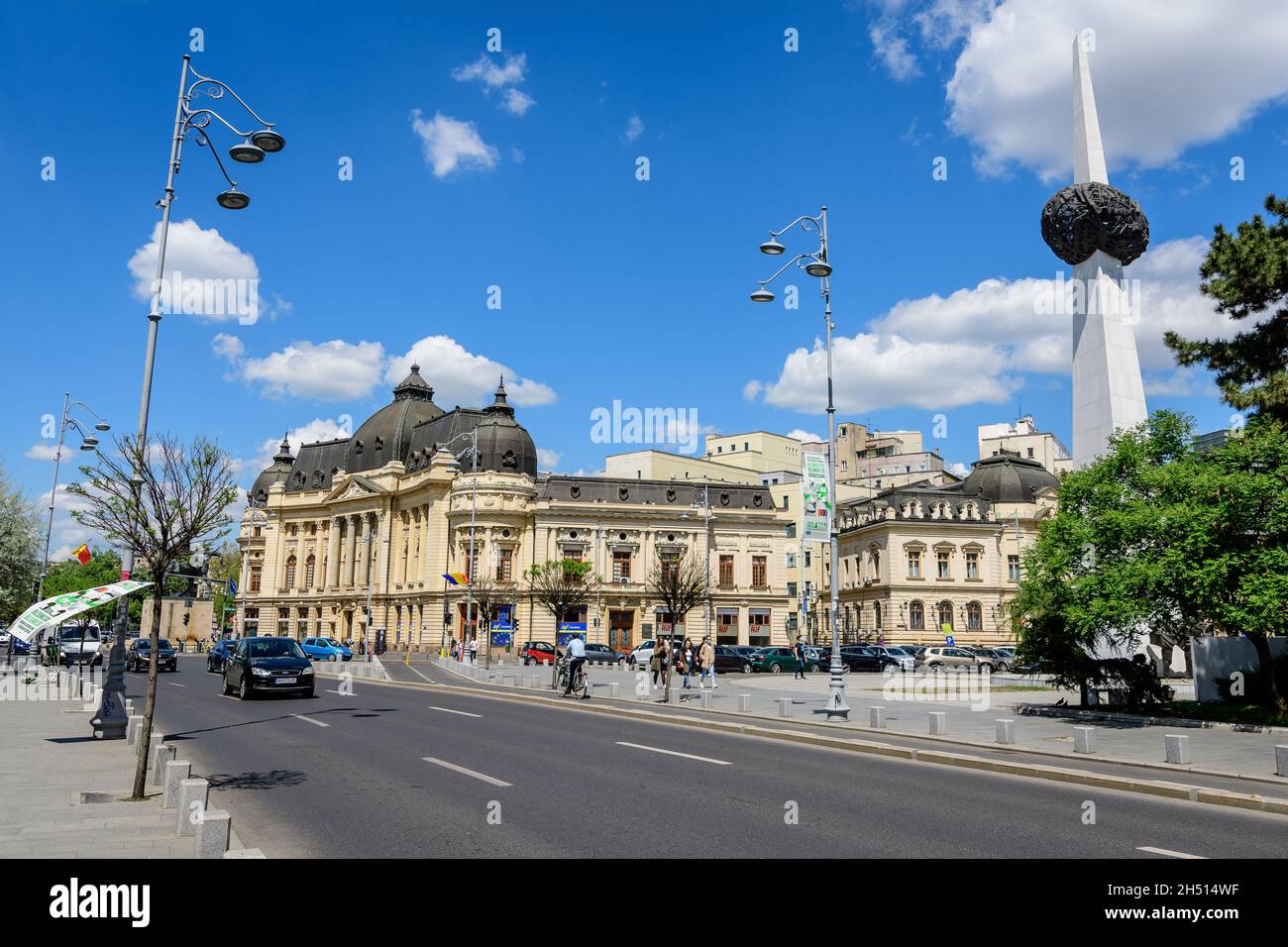 Bucarest, Romania, 6 maggio 2021: La Biblioteca Universitaria Centrale con monumento equestre al re Carol i di fronte ad essa in Piazza Revolutiei (Piata Rev Foto Stock