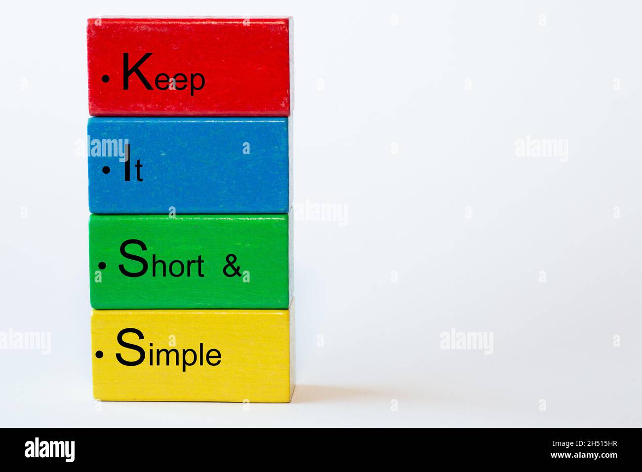 Blocchi di giocattoli colorati con le parole: Tenerlo corto e Simpel. Lo sfondo bianco contiene spazio per la copia. Foto Stock