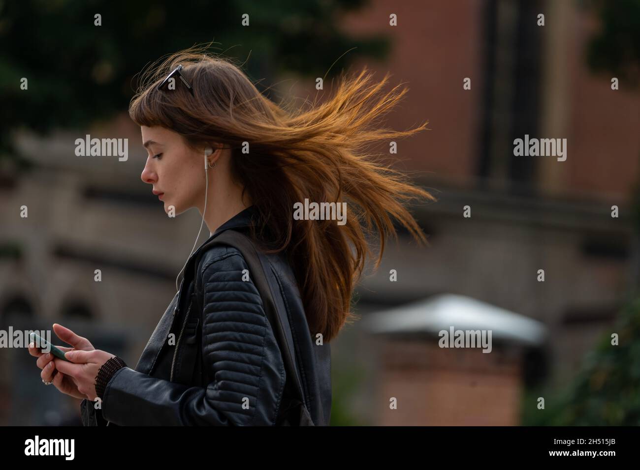 Timisoara, Romania - 06 ottobre 2021: Ritratto di una donna che cammina per strada. Persone reali. Foto Stock