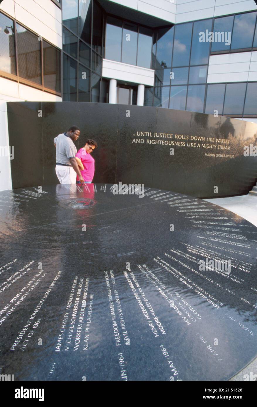 Alabama Montgomery Civil Rights Memorial, progettato da Maya Lin Black coppia uomo donna donna guardando Foto Stock