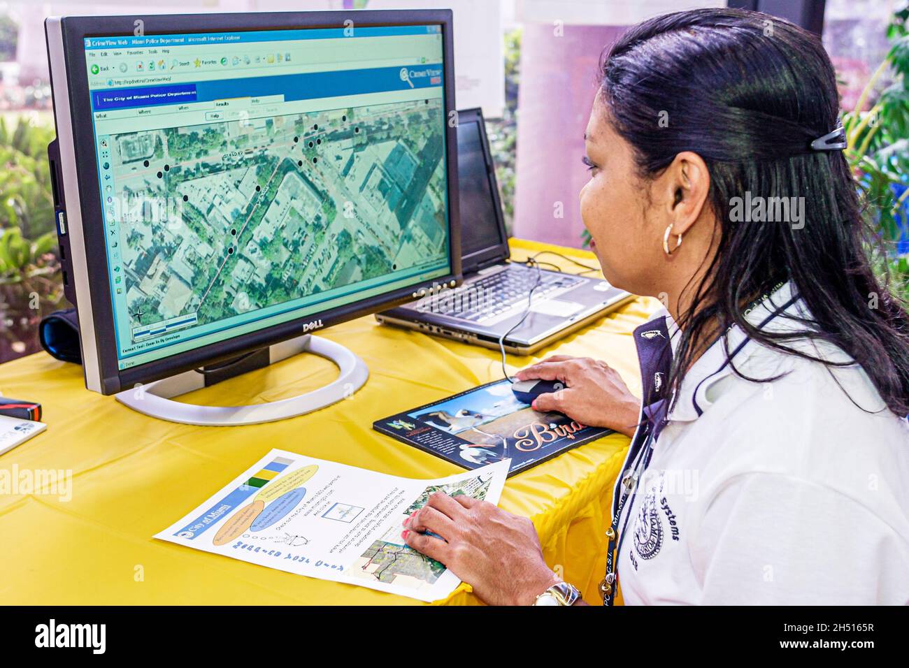 Miami Florida,GIS Day Geographic Information Systems,mappa Asian donna monitor monitor schermo Foto Stock
