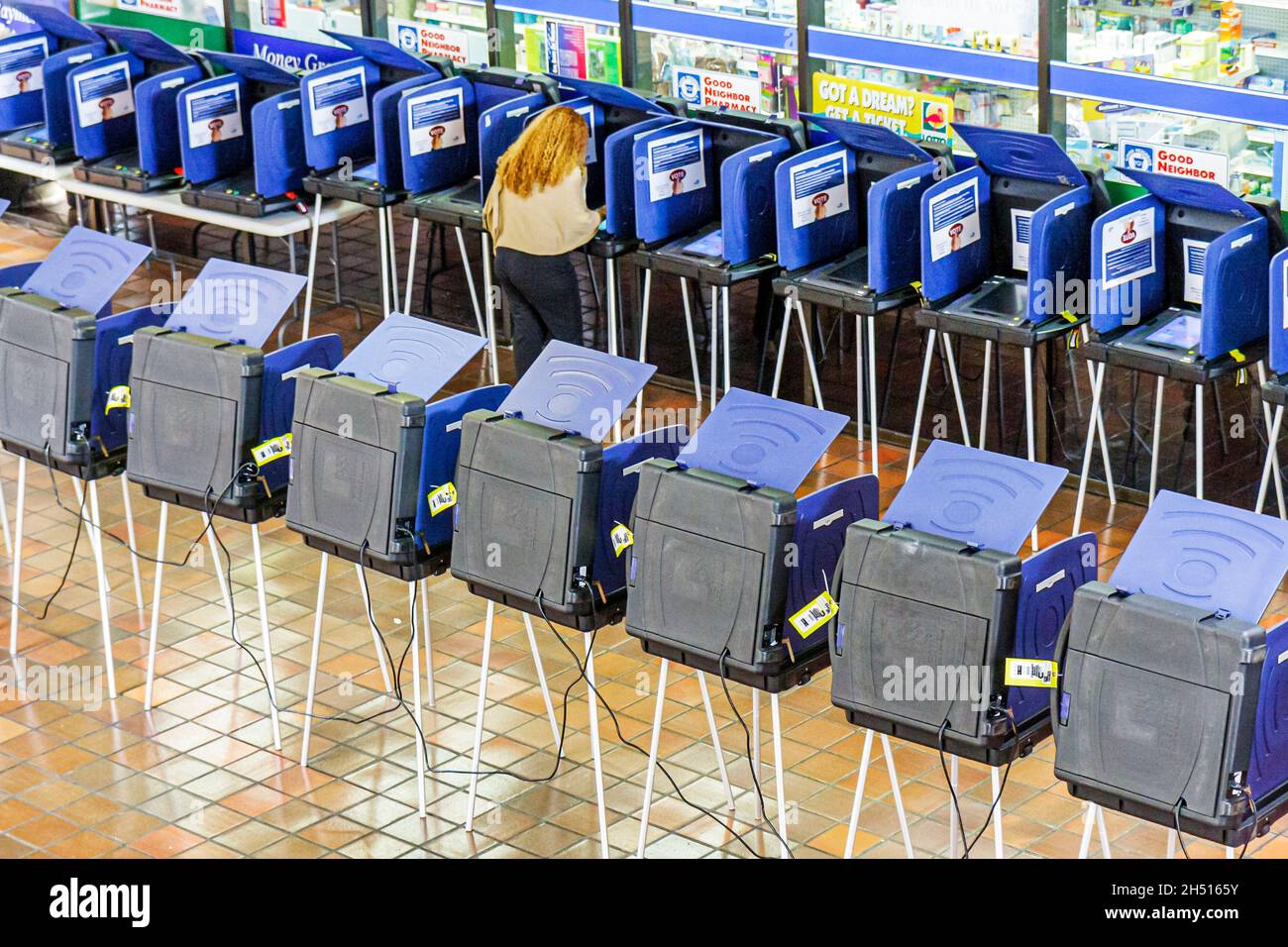 Miami Florida,Stephen P. Clark Government Center,Presidential primary early voting machine election woman Foto Stock