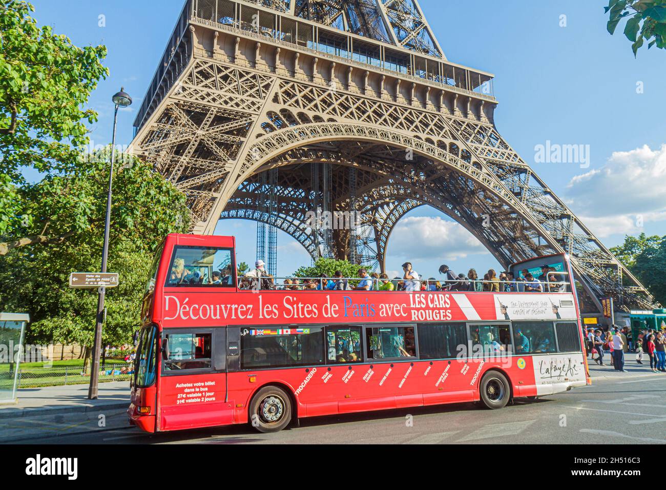 Parigi Francia, 7° arrondissement, Quai Branly, base inferiore della Torre Eiffel, autobus a due piani rosso accanto Foto Stock