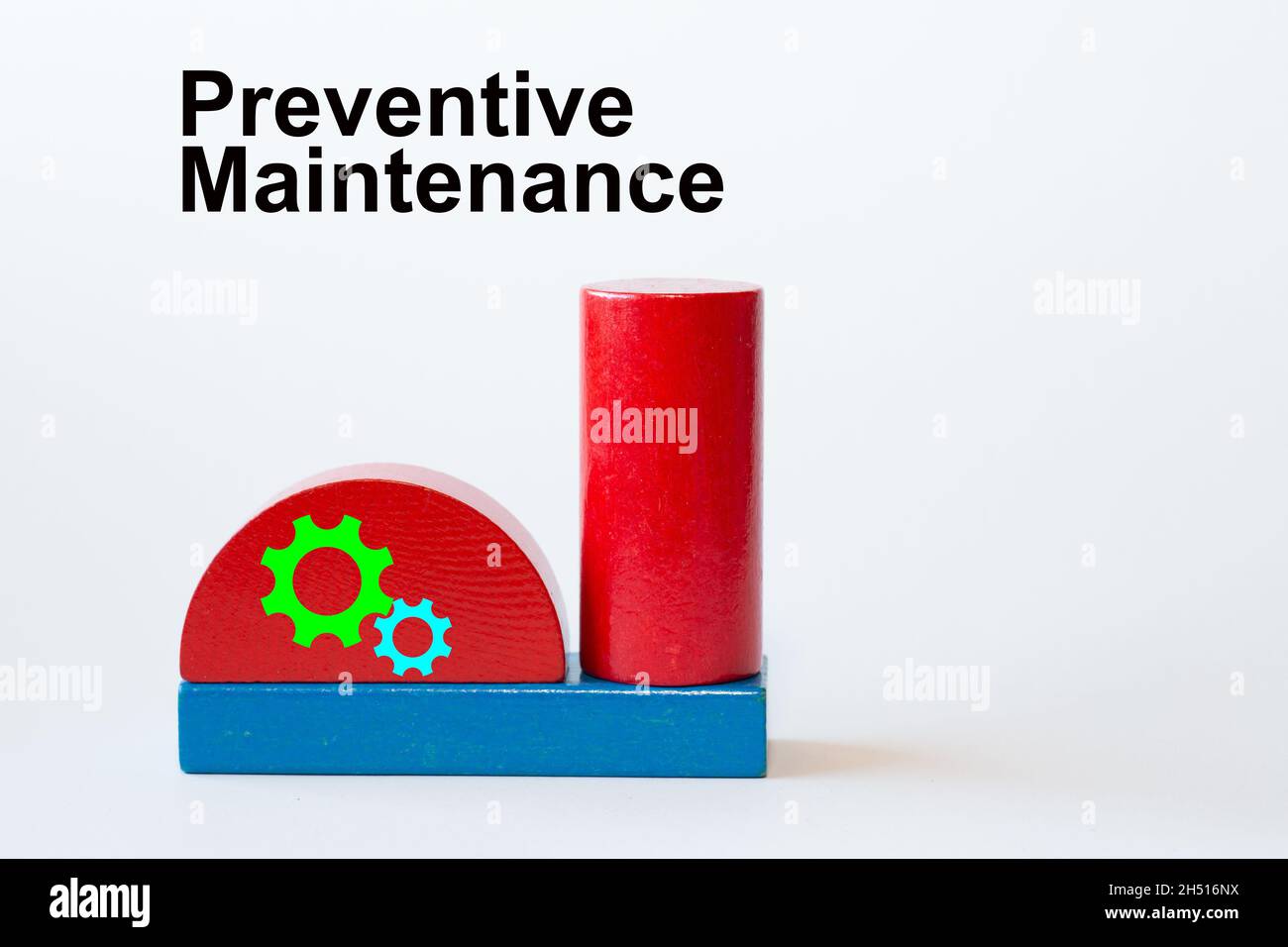 Silhouette di un edificio di fabbrica con camino fatto di blocchi giocattolo e simboli degli ingranaggi sui blocchi. Il titolo è su uno sfondo bianco: Preventivo Foto Stock