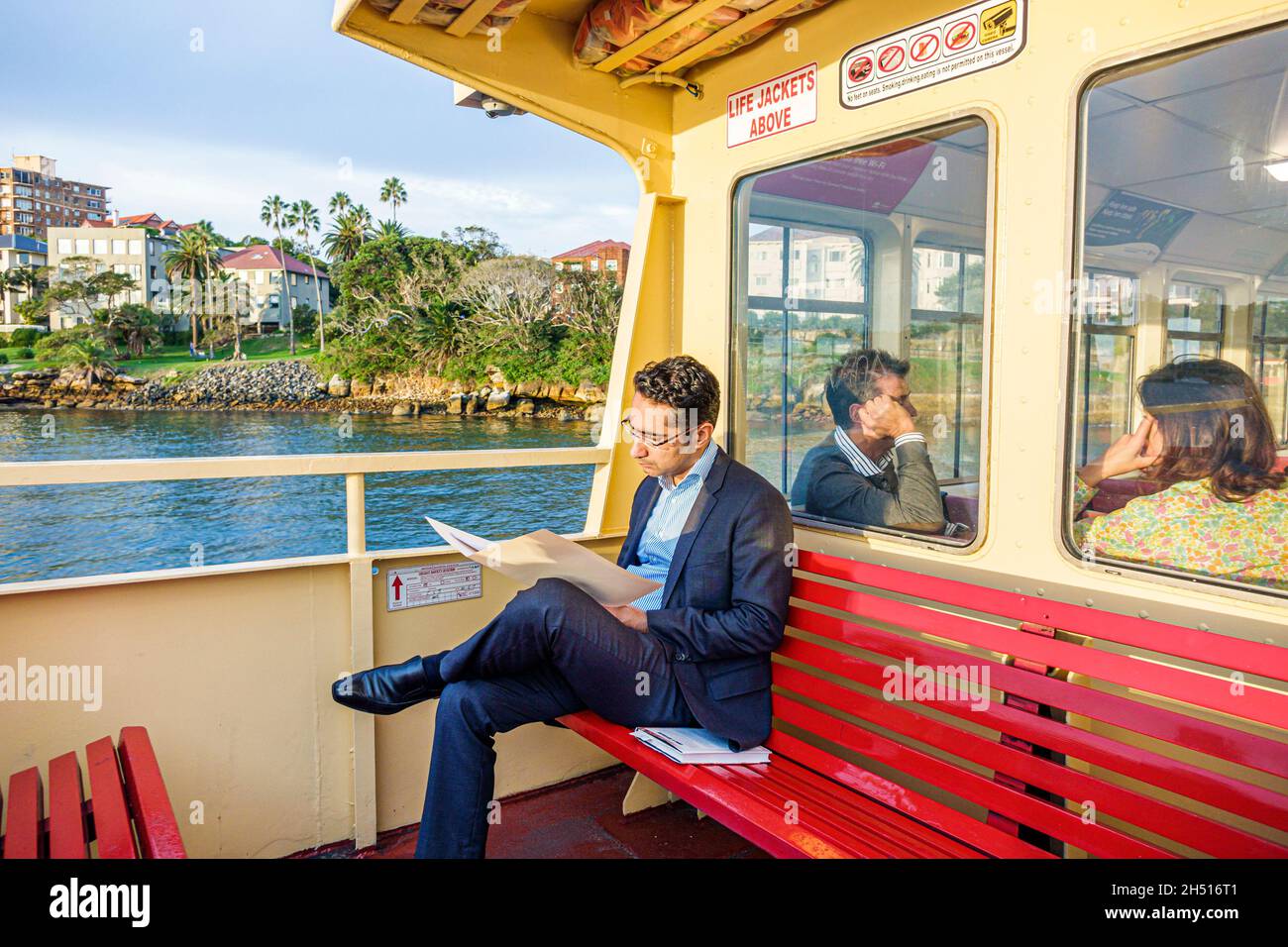 Sydney Australia,Sydney Harbour,Parramatta River,Moscon Bay,F2 traghetto,uomo asiatico passeggero maschile andata a casa dopo il lavoro penduter Foto Stock