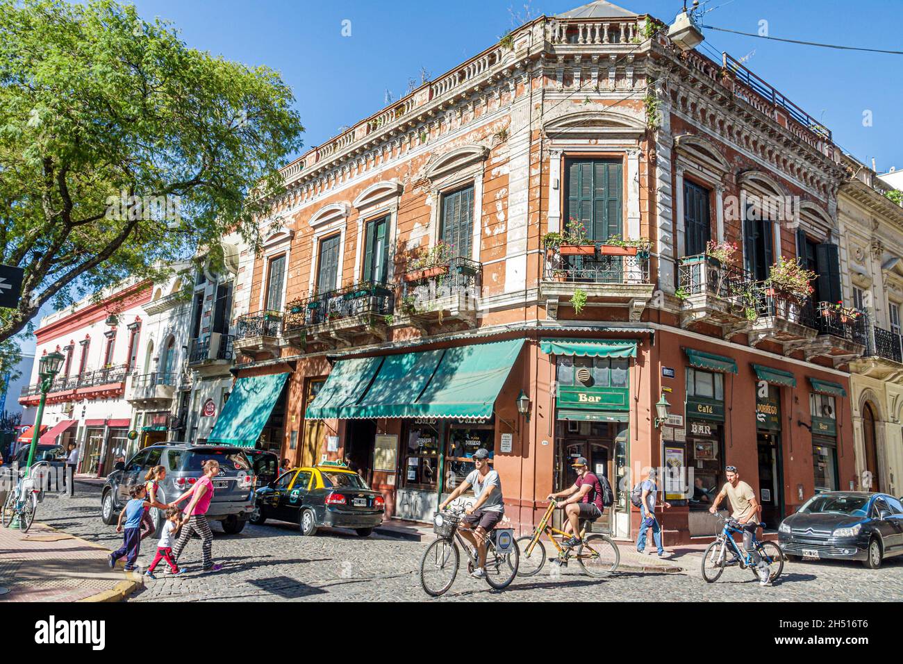 Buenos Aires Argentina,San Telmo Plaza Dorrego,centro storico,Dorrego Cafe,esterno biciclette bicicletta bicicletta equitazione ciclisti bici ispanica Foto Stock