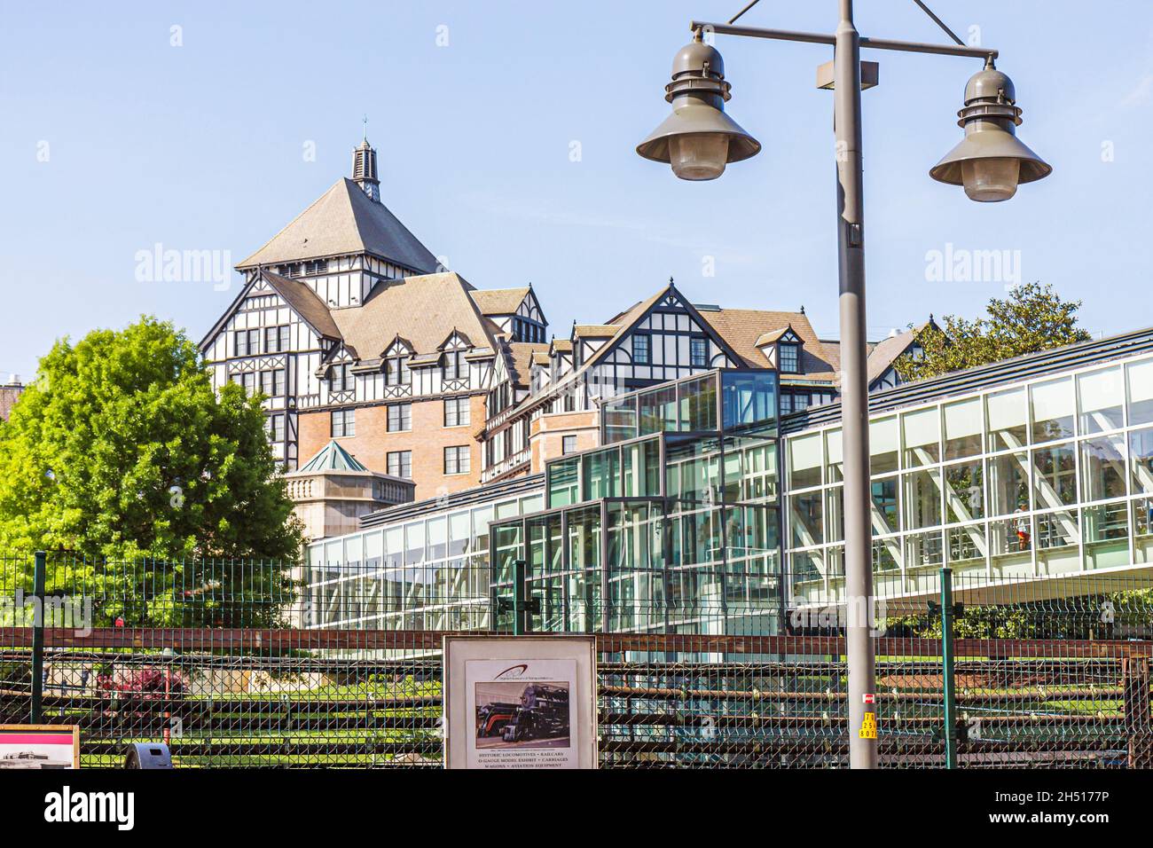 Roanoke Virginia, Hotel Roanoke, costruito nel 1882, architettura in stile Tudor, David R. & Susan S. Goode Railwalk, lampione, indicatore storico, patrimonio ferroviario, VA08 Foto Stock
