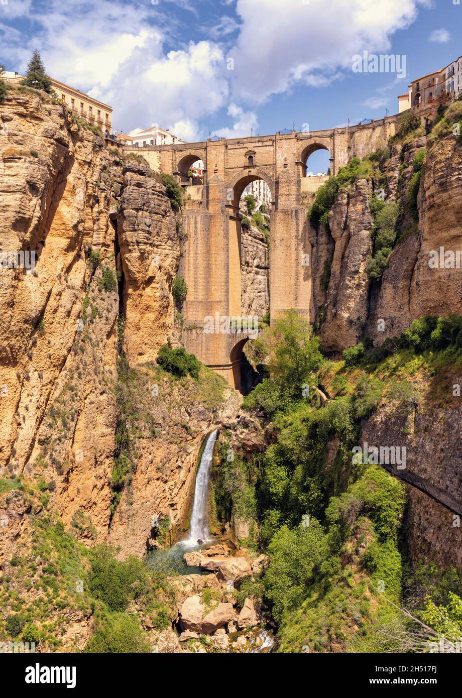 La gola Tajo di Ronda, attraversata dal Puente Nuevo, o Ponte nuovo. Il fiume Guadalevín attraversa la gola. Ronda, Provincia di Malaga, Andalusia, sud Foto Stock