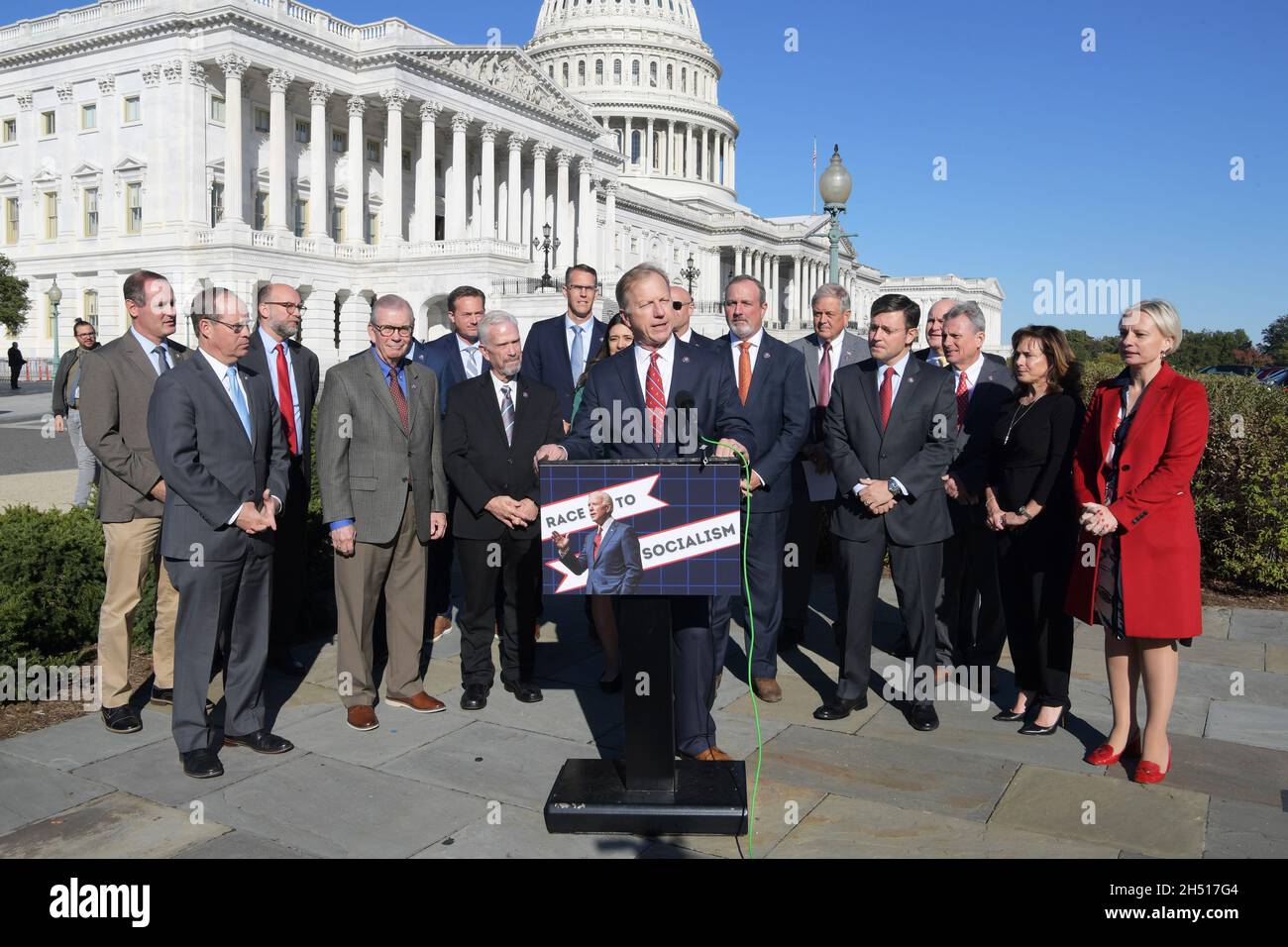 Washington, Stati Uniti. 05 novembre 2021. Il rappresentante Kevin Hern (R-OK) accanto ai membri repubblicani della Camera tiene una conferenza stampa in risposta al rilascio da parte dell'OSHA del mandato vaccinale di Biden per le imprese private, a House Triangle/Capitol Hill. (Foto di L Nolly/SOPA Images/Sipa USA) Credit: Sipa USA/Alamy Live News Foto Stock