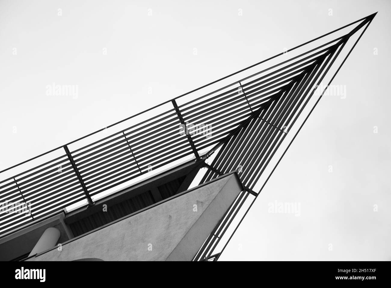 una facciata con un triangolo a punta e un tetto a punta è stata presa dal basso Foto Stock