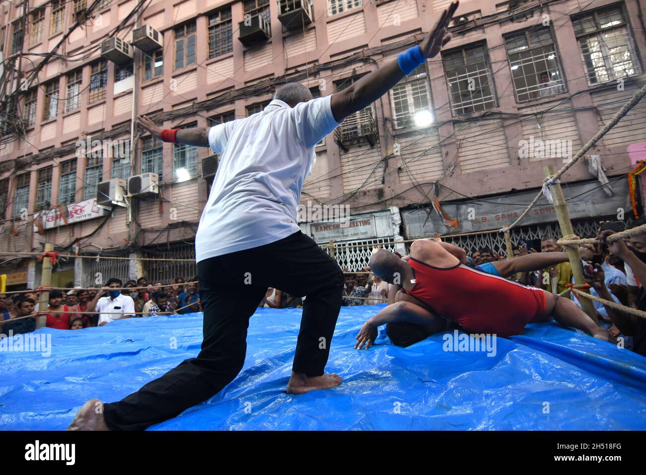 Kolkata, India. 05 novembre 2021. Arbitro che mantiene il kayak e la decisione di rendere ad una gara di wrestling su strada e cintura a Kolkata. (Foto di Suraranjan Nandi/Pacific Press) Credit: Pacific Press Media Production Corp./Alamy Live News Foto Stock