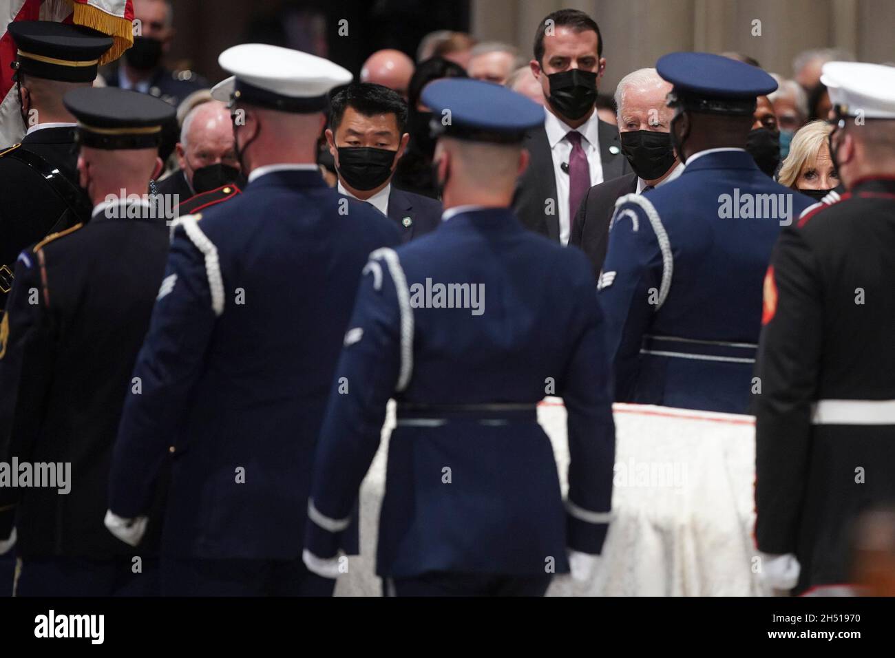 Washington DC, USA . 05 novembre 2021. Il presidente degli Stati Uniti Joe Biden, seconda destra, si trova vicino al casket di Colin Powell, ex segretario di stato, durante il suo funerale alla cattedrale nazionale di Washington a Washington, DC, Stati Uniti, venerdì 5 novembre, 2021. Powell, nato ad Harlem da immigrati giamaicani e cresciuto per diventare il primo segretario di stato nero degli Stati Uniti e presidente dei Capi congiunti del personale, è morto a 84 anni a causa di complicazioni da Covid-19. Credit: Al Drago/Pool via CNP /MediaPunch Credit: MediaPunch Inc/Alamy Live News Foto Stock