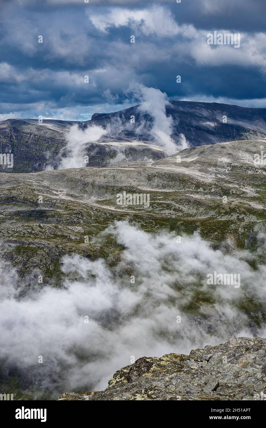 Vista verso il basso verso la strada coperta nuvolosa che conduce fino a Dalsnibba, Geiranger, Norvegia Foto Stock