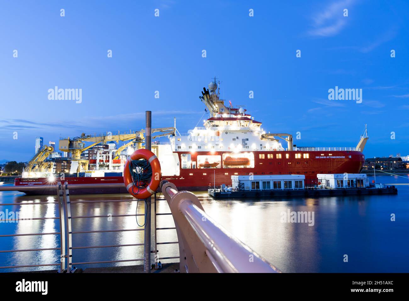 Night View from River bank of research vessel RSS David Attenborough boat River Thames London UK Foto Stock