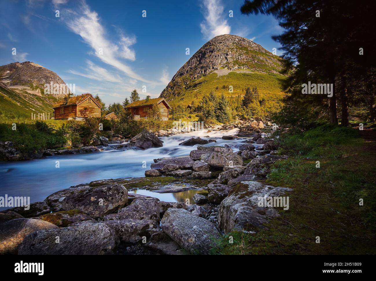 Cabine vicino a Øvstestølbrua, Valldal, Norvegia Foto Stock