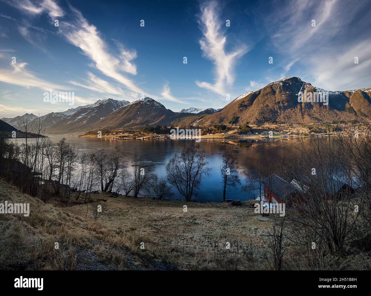 Vista di mattina presto di un fiordo freddo e ghiacciato, Norvegia Foto Stock