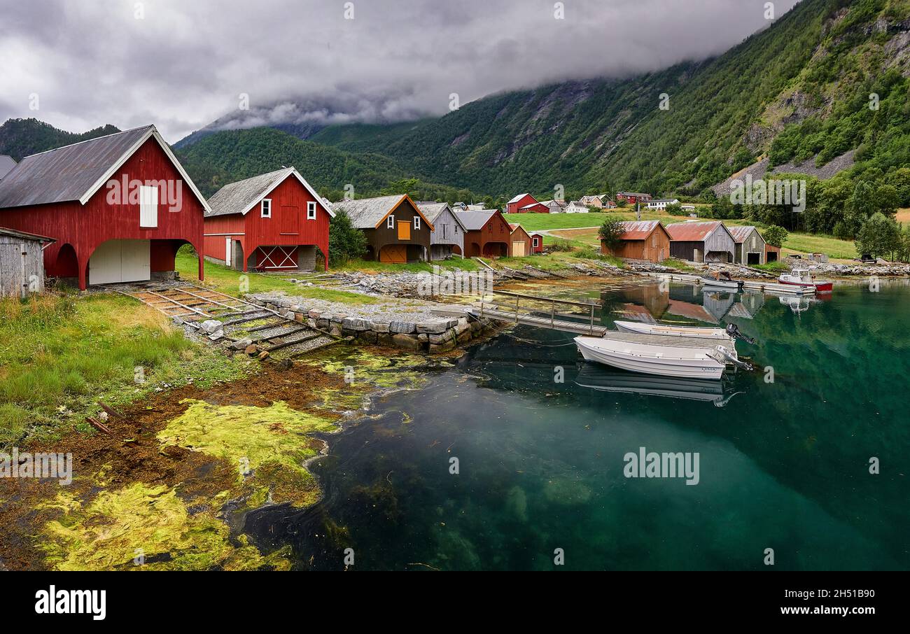 L'incantevole villaggio di Tafjord, Norvegia Foto Stock