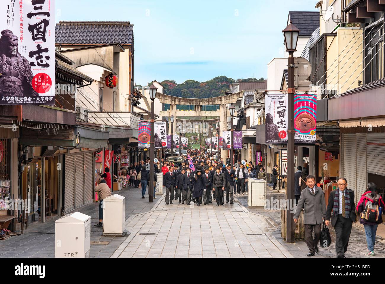 tokyo, giappone - dicembre 07 2019: Folla di studenti universitari giapponesi durante un'escursione scolastica e gruppi di turisti cinesi che camminano dietro le guide turistiche Foto Stock