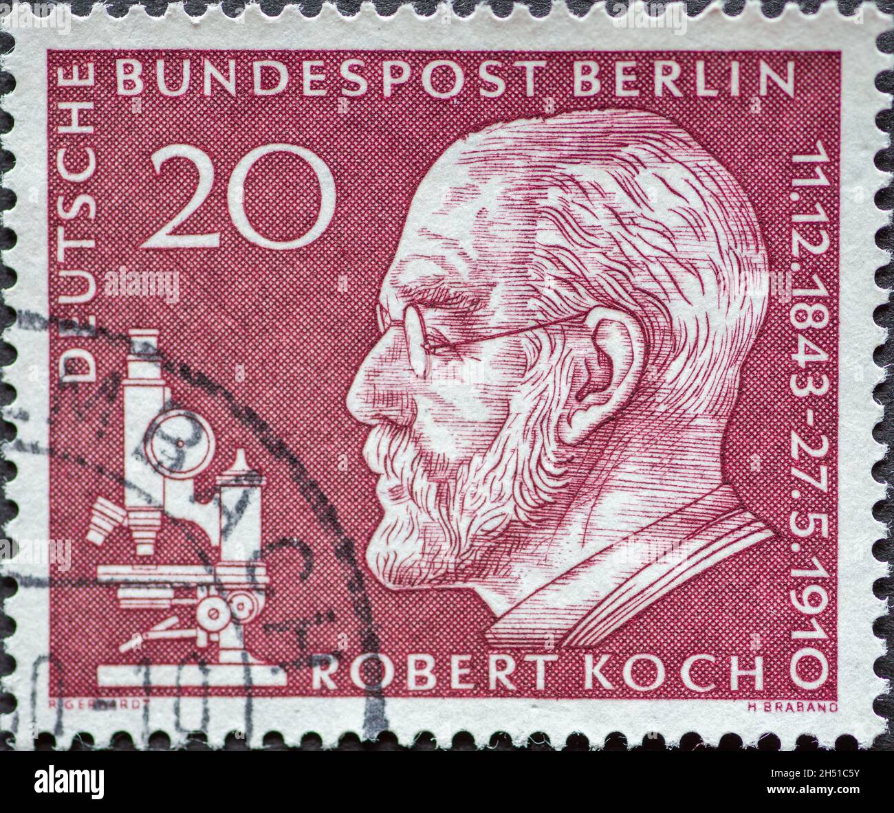 GERMANIA, Berlino - CIRCA 1960: Un francobollo dalla Germania, Berlino che mostra il ritratto del medico e microbiologo Robert Koch sulla 50a anniv Foto Stock
