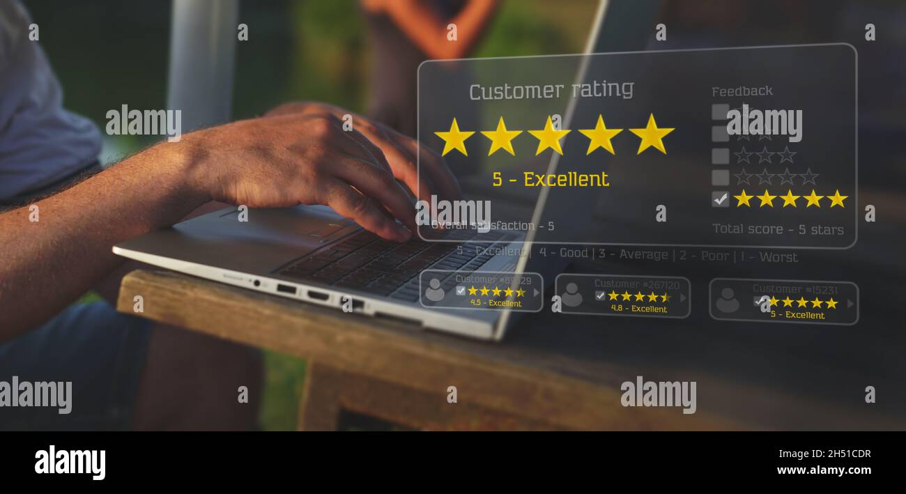 Uomo d'affari che lascia il feedback con il suo laptop con un'interfaccia a schermo virtuale. Lista di controllo con una valutazione a cinque stelle. Esperienza del servizio clienti ed efficienza concetto di prestazioni. Foto Stock