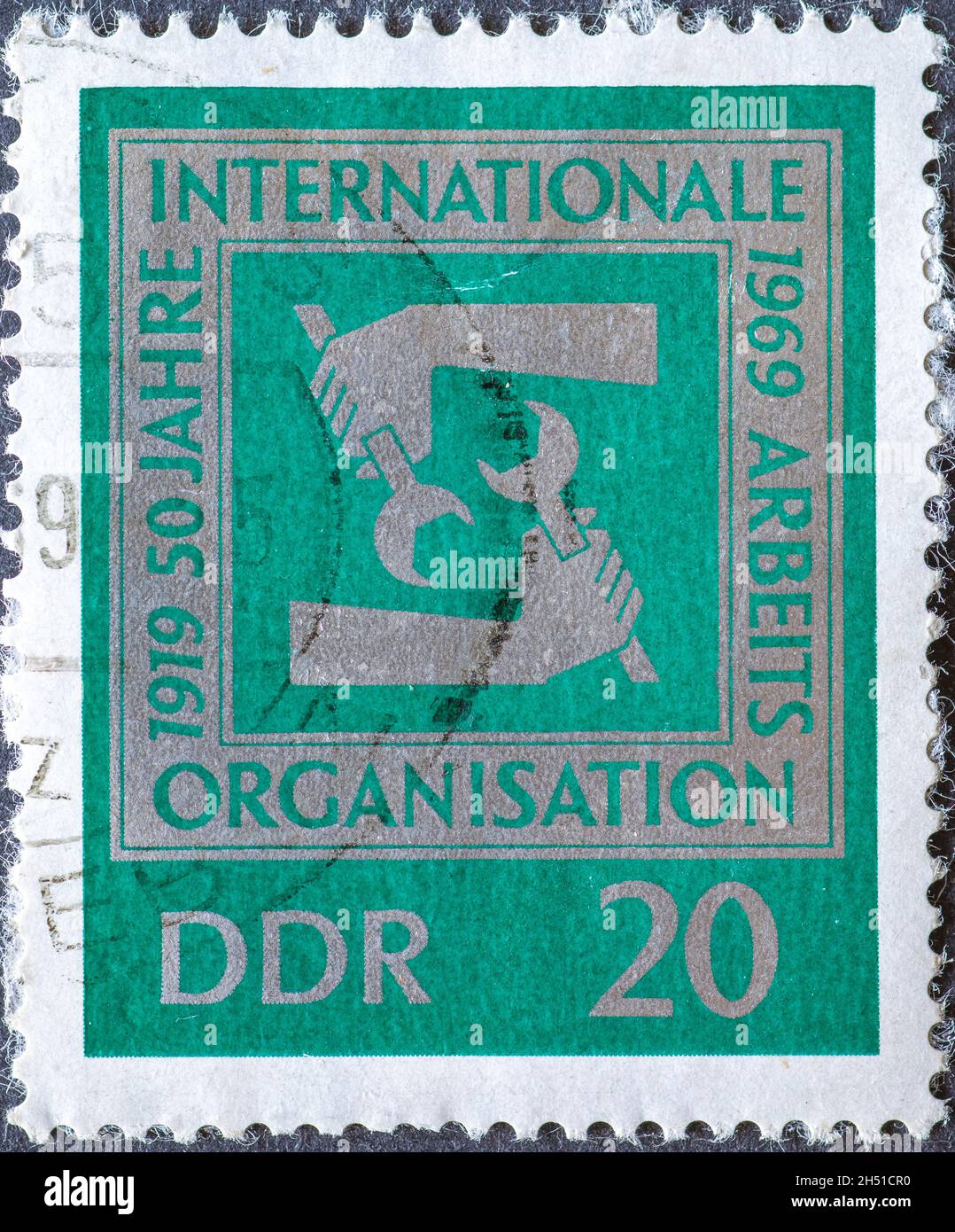 GERMANIA, DDR - CIRCA 1969: Un francobollo dalla Germania, GDR mostrando le mani con le chiavi. Testo: 50 anni di organizzazione internazionale del lavoro Foto Stock