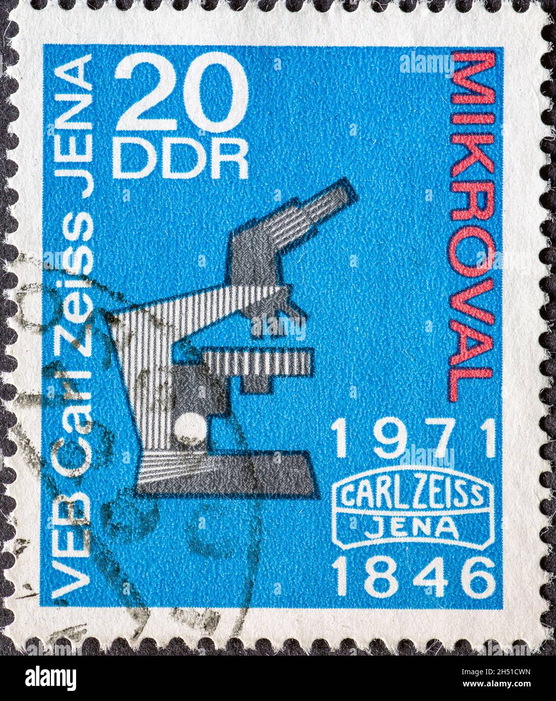 GERMANIA, DDR - CIRCA 1971: Francobollo tedesco, GDR con microscopio “Ergaval” della serie “Mikroval”, 125 anni di Carl Zeiss Jena Foto Stock